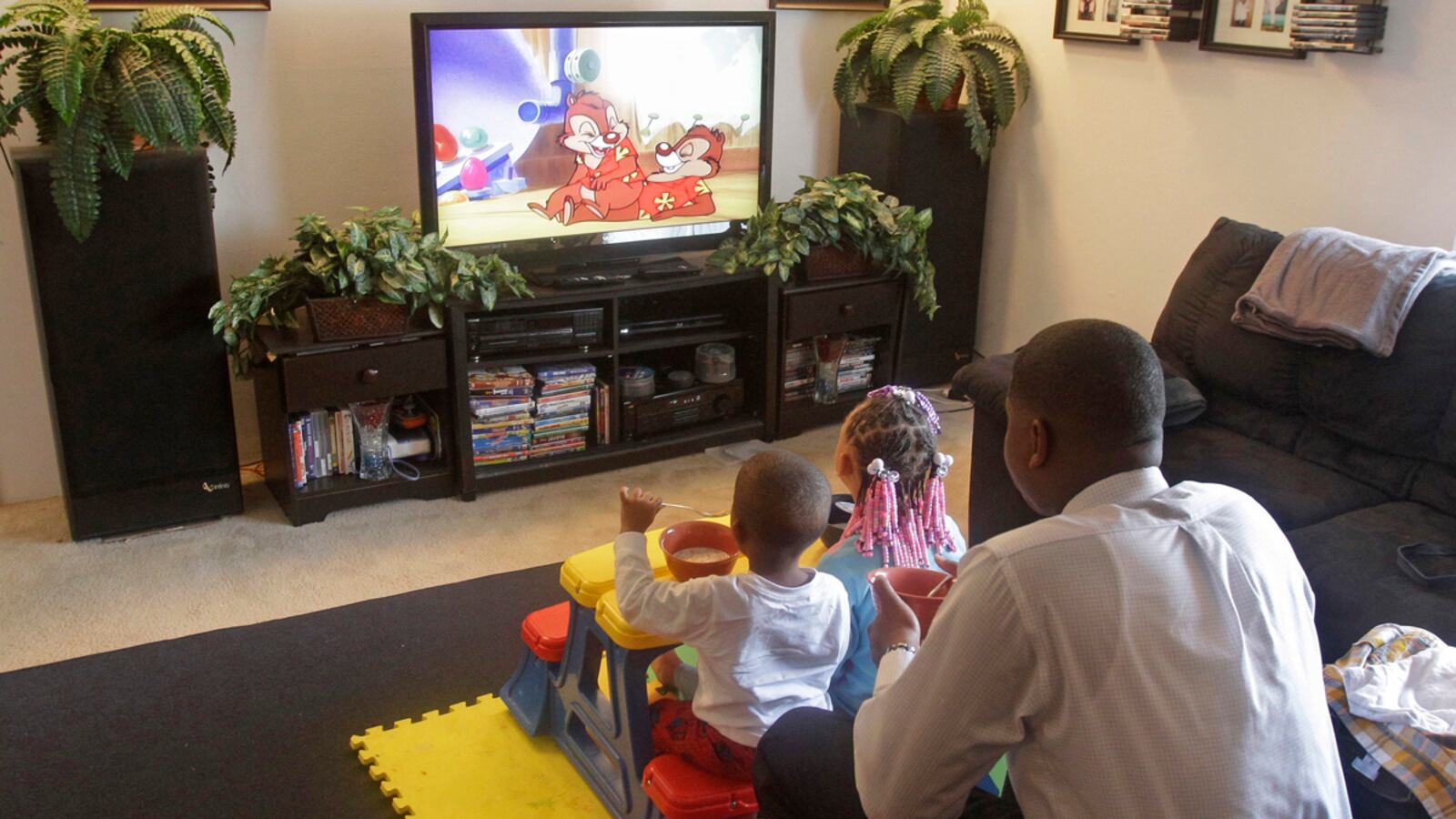 cheats/2011/10/18/doctors-no-tv-for-children-under-2/tv-kids-cheat_qkm3ep