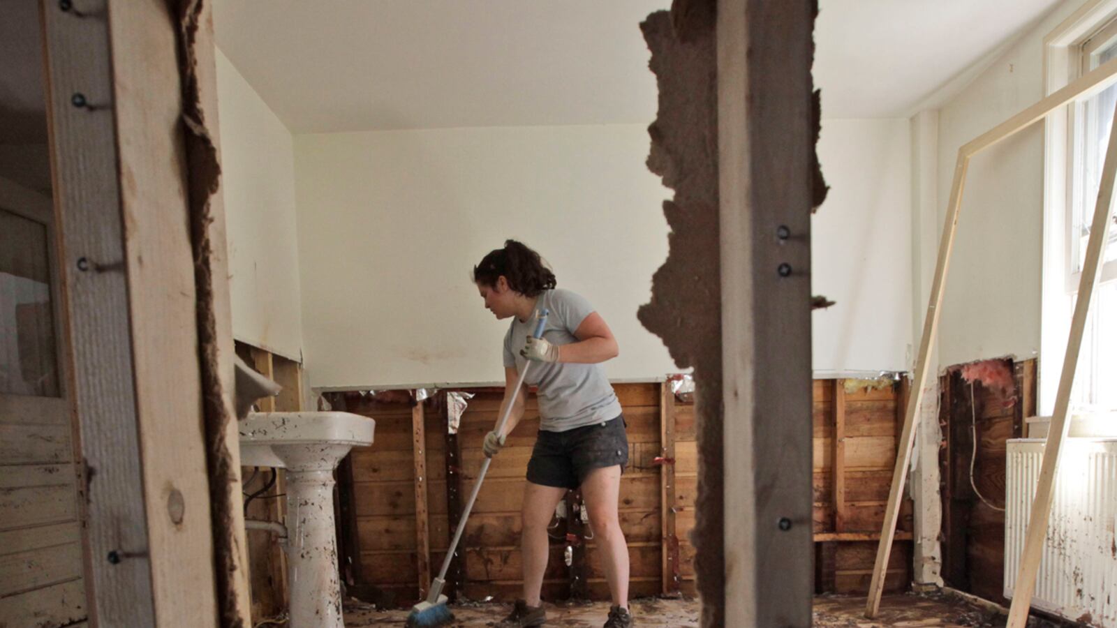 cheats/2011/08/31/irene-ranks-among-costliest-storms-ever/hurricane-irene-damage-costliest-cheat_opixtw