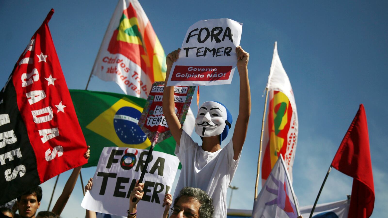 cheats/2016/09/05/brazilian-protesters-clash-with-riot-police/160904-brazil-protests-cheat_iezy34