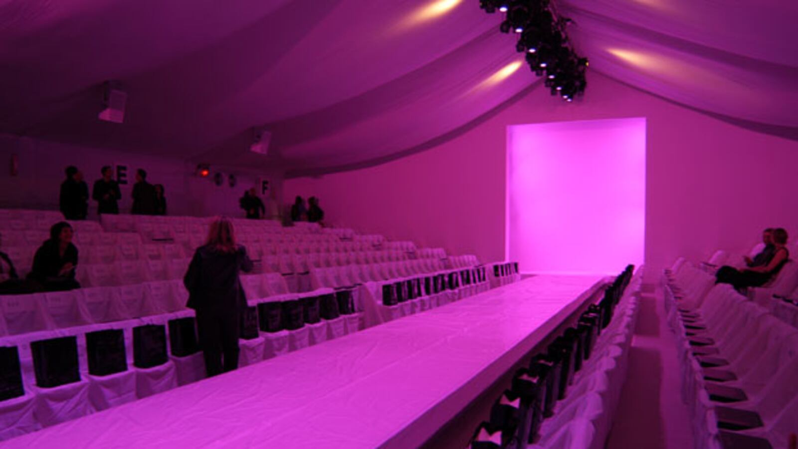 galleries/2010/02/09/patrick-mcmullan-intents/mcmullan-in-tents---18_wi86cq