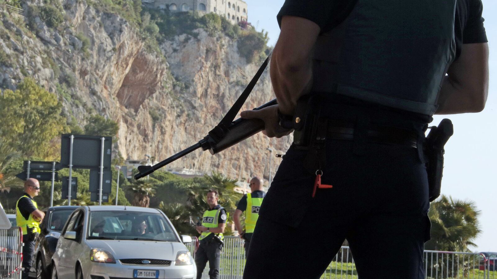 cheats/2015/11/15/france-launches-anti-terrorism-raids/151116-france-anti-terrorism-raids-cheat_dxbgnd