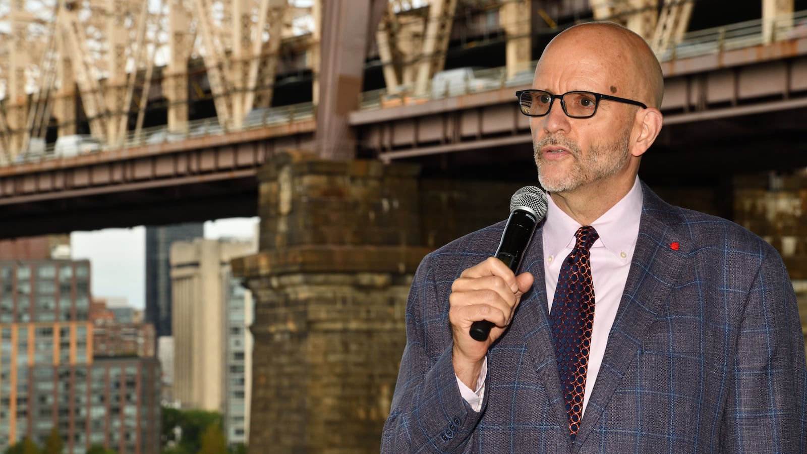 Paul_Schindler_EXTRA_pic_BY_DONNA_ACETO_y5goub