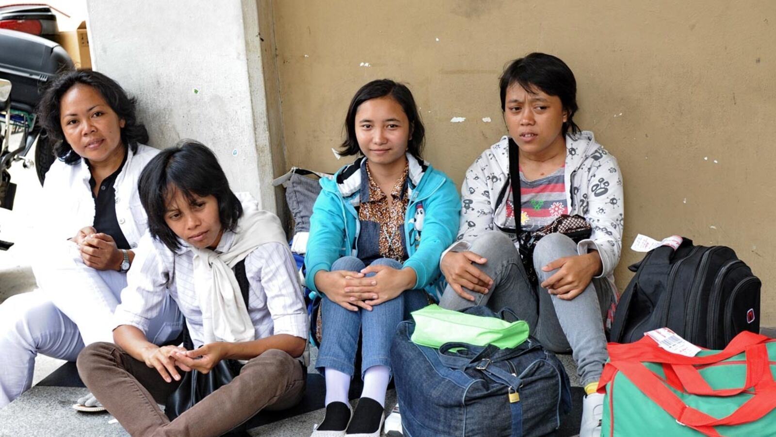 cheats/2012/03/07/singapore-maids-get-6-day-week/singapore-maids-vacation-cheat_fuj363