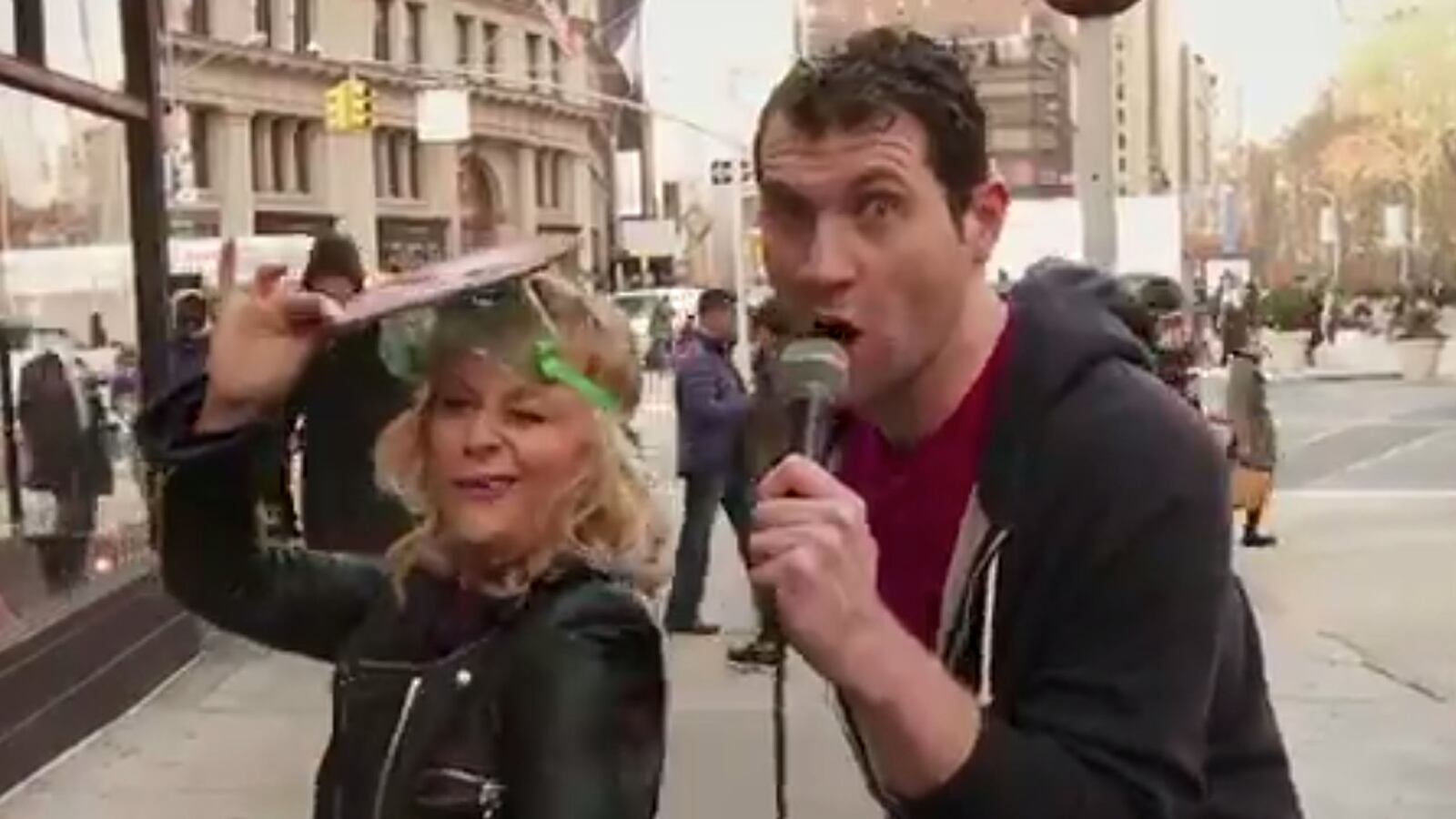 articles/2014/04/22/viral-video-of-the-day-it-s-amy-poehler/140422-viral-poehler-tease_fysg4b