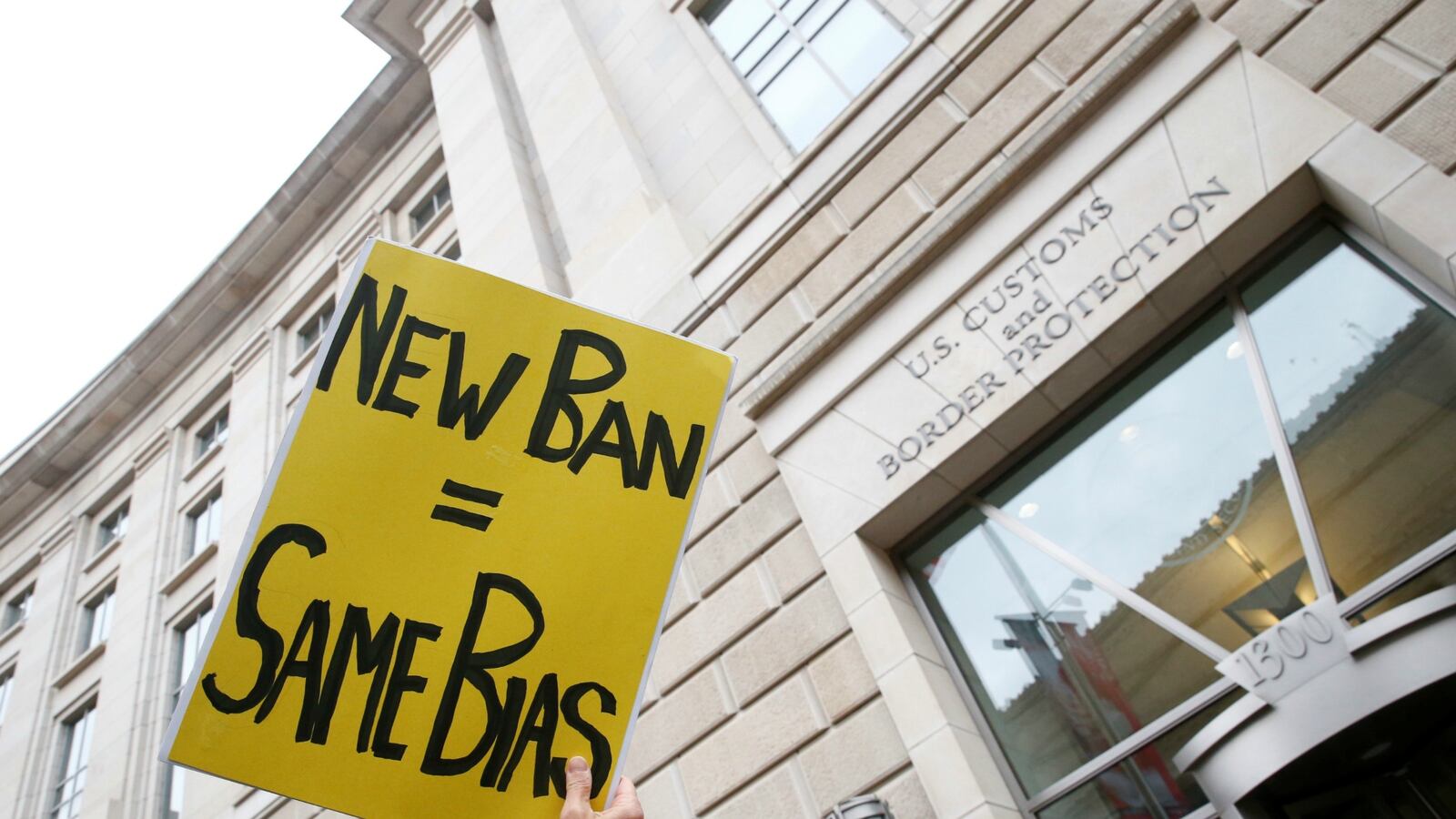 cheats/2017/03/07/hawaii-to-challenge-trump-s-new-travel-ban/170307-hawaii-ban-suit-cheat_m5ryxz