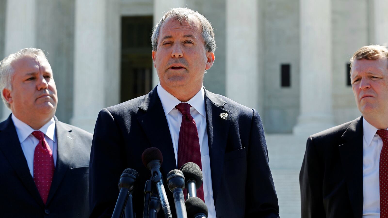 cheats/2016/06/27/texas-ag-open-carry-only-banned-in-public-meeting-room-not-building/160627-paxton-guns-cheat_sf4nuo