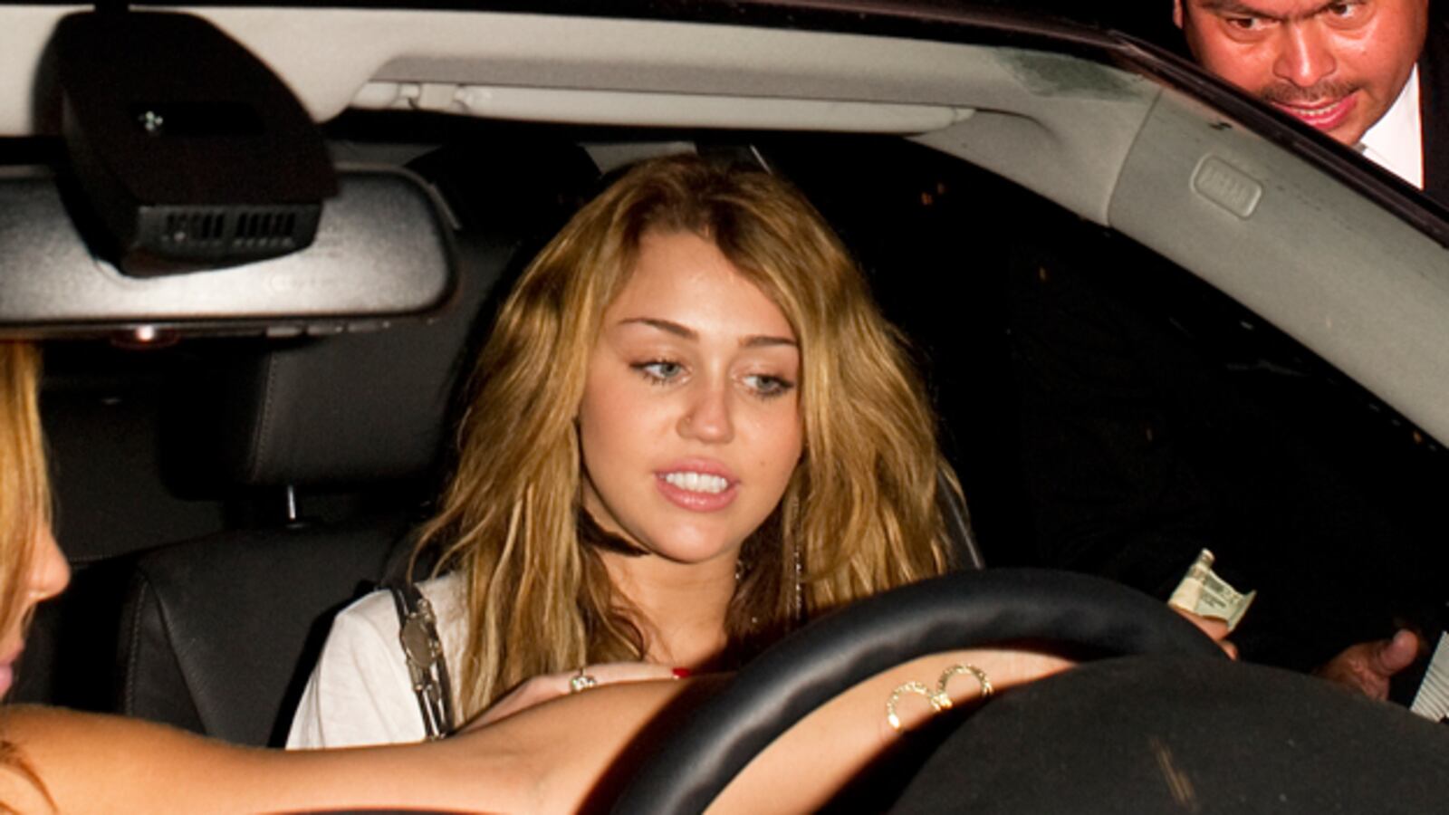 cheats/2011/11/27/miley-cyrus-says-she-smokes-weed/miley-cyrus---1_ebuyfv