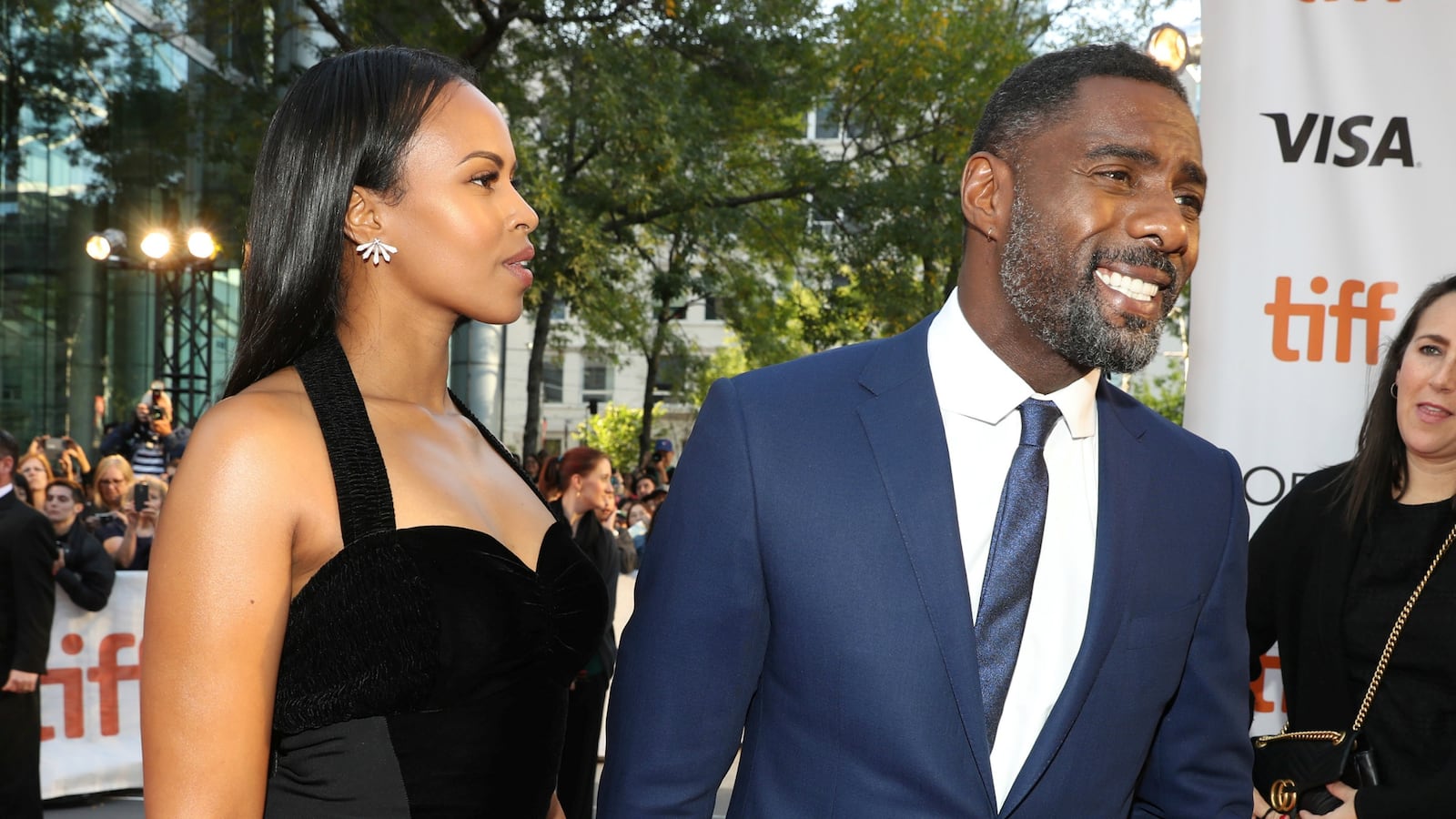 180210-idris-elba-proposal-onstage-cheat_joogwq