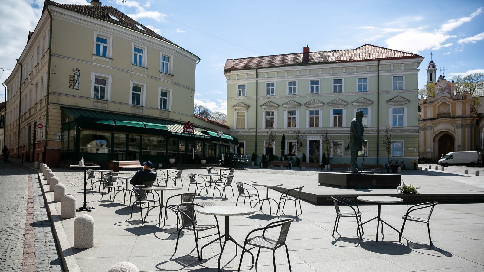 2020-04-27T111511Z_842257360_MT1SCPXBL000WABV9J_RTRMADP_3_CAFFE-QUARANTINE-COVID-CORONAVIRUS_ryw7cg