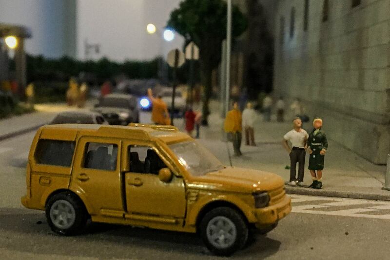 galleries/2017/04/06/miniaturists-lavish-big-love-on-their-small-world-recreations-of-global-landmarks/170406-Gulliver-gate-GAL-05_jaiv5s