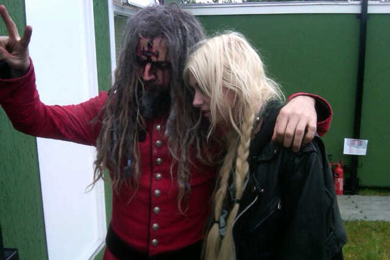 galleries/2011/06/18/week-in-twitpics/taylor-momsen-week-in-twit-pics-0619_zlw9nd