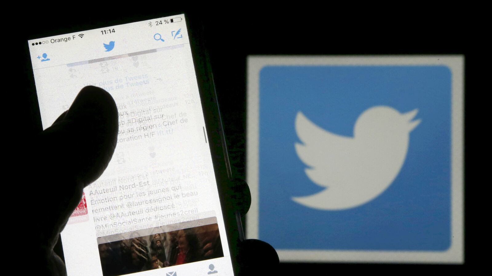 cheats/2016/05/08/twitter-bans-spy-agencies-from-dataminr/160509-twitter-bans-spy-agencies-from-dataminr-cheat_qg650p