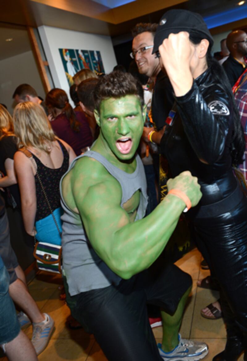 galleries/2012/07/16/the-craziest-costumes-from-comic-con-2012-photos/comic-con-costumes-hulk_psnhje