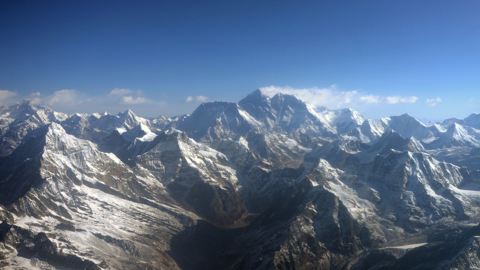 articles/2016/07/05/indian-couple-accused-of-faking-everest-climb/160705slattery-mount-everest-tease_je0dvr