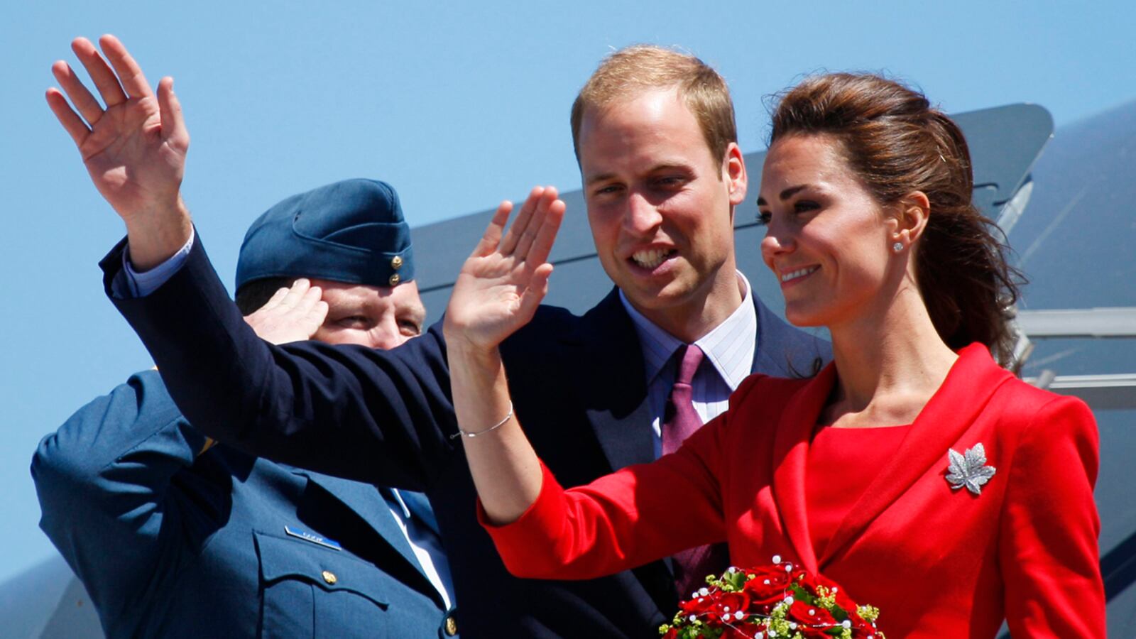 articles/2011/07/08/kate-middleton-and-prince-william-in-california-pictures/royal-canada-goodbye_re25jp