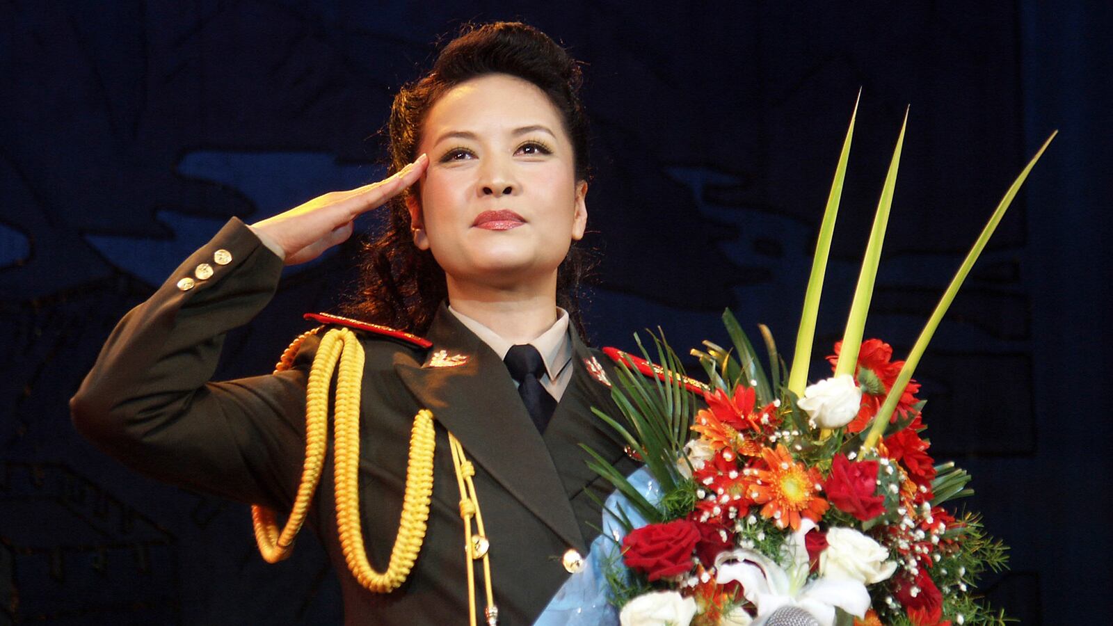 articles/2015/10/21/china-scrubs-tiananmen-square-from-its-first-lady-s-past/151021-sykes-liyuan-tease_cqho3k