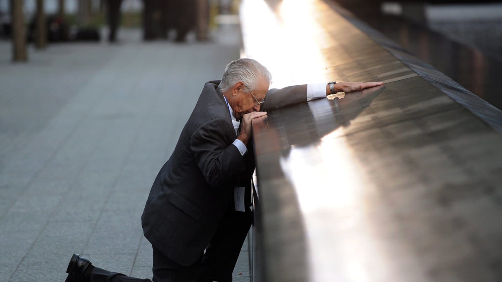 articles/2011/09/10/9-11-anniversary-memorial-news-photos-video/911-memorial-service-box_hkcsue