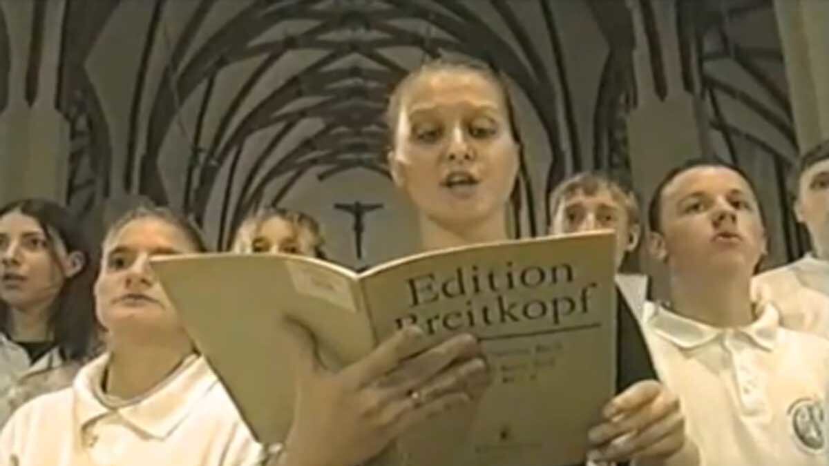 videos/2011/06/13/artur-zmijewski/110530-Artur-Zmijewski-1200_botpcb