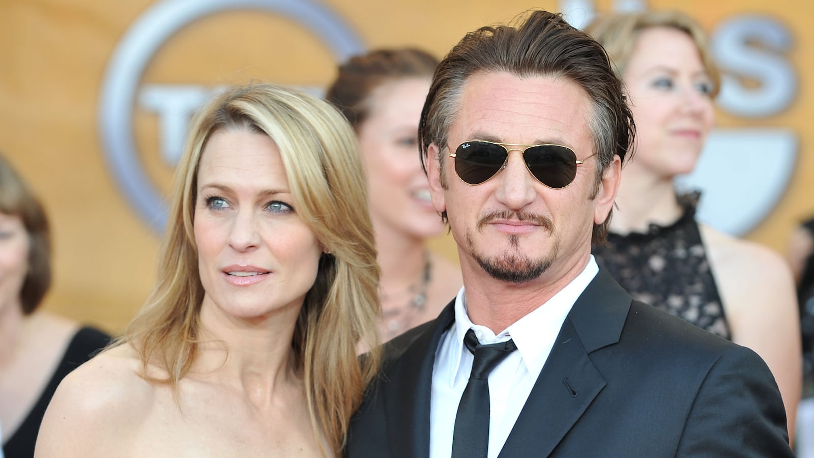 Actress Robin Wright Penn and husband actor/director Sean Penn arrive at the 15th Annual Screen Actors Guild Awards held at the Shrine Auditorium on January 25, 2009 in Los Angeles, California.