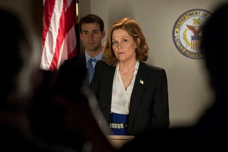 articles/2012/07/13/political-animals-greg-berlanti-on-the-clintons-fiction-and-more/lacob-political-animals-embed_miqy59