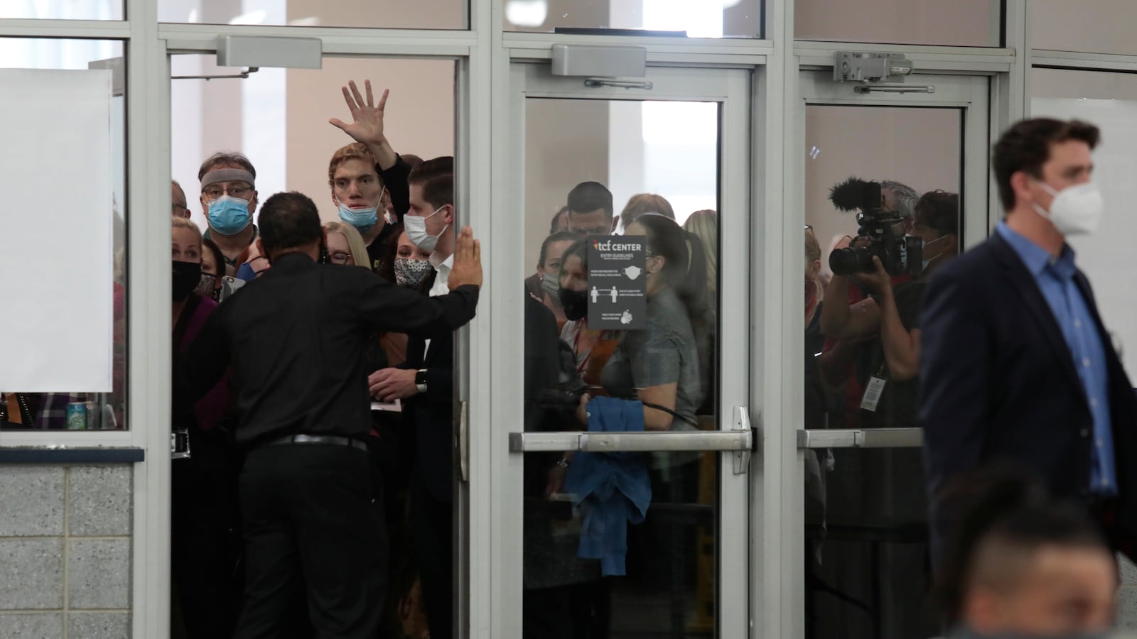 2020-11-04T203158Z_1910849273_RC2KWJ9X01H8_RTRMADP_3_USA-ELECTION-MICHIGAN_dwkg6u