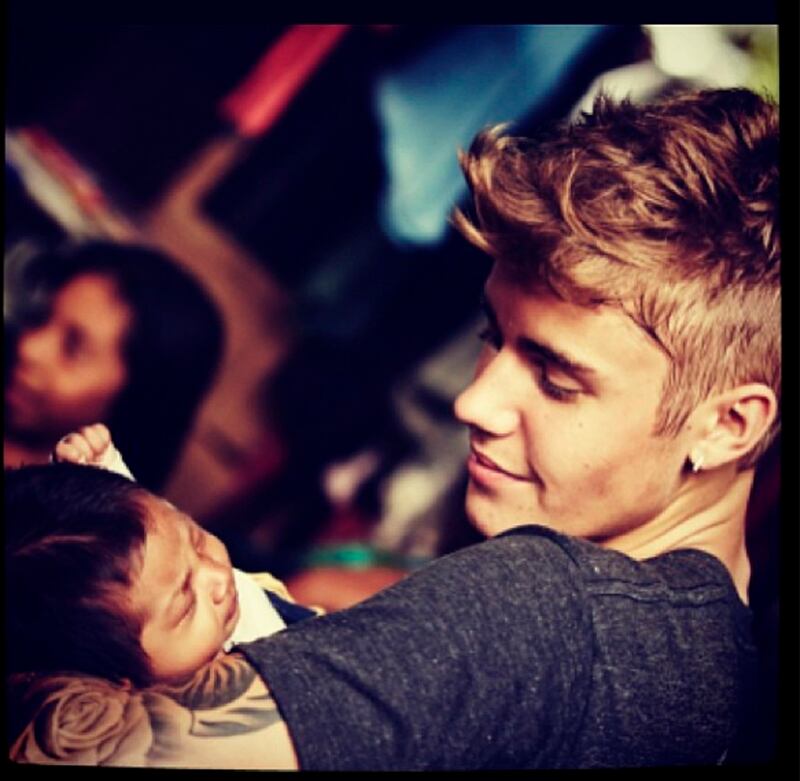galleries/2013/12/08/kimye-britney-spears-and-the-week-s-best-celebrity-selfies-photos/bieber_qf65ud