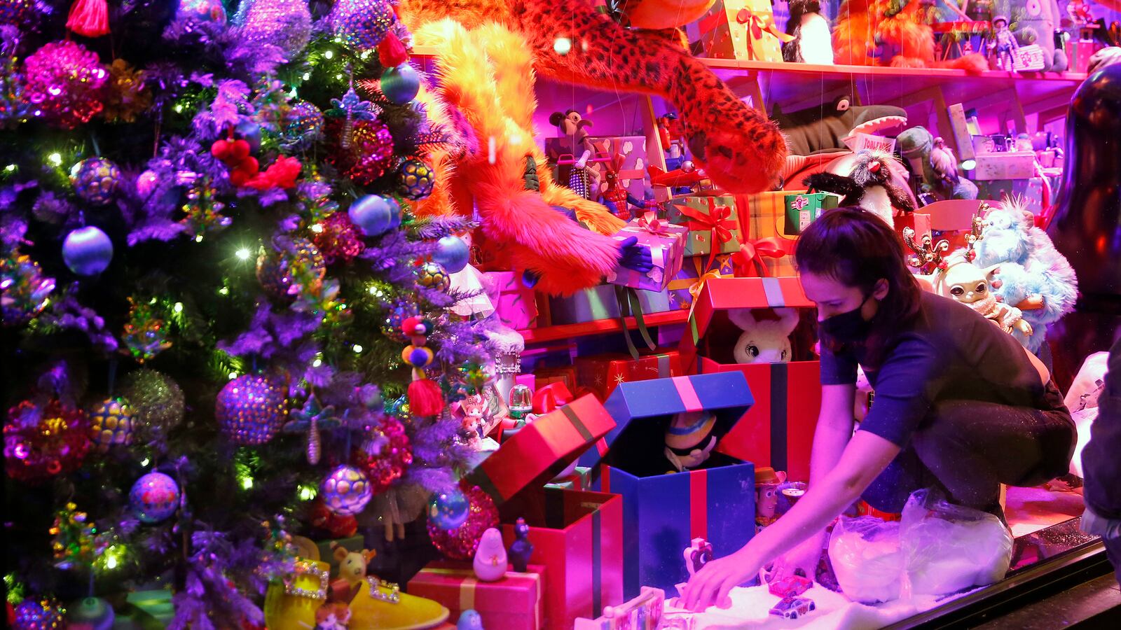 201118-alaina-early-xmas-tease2_k8hy1x