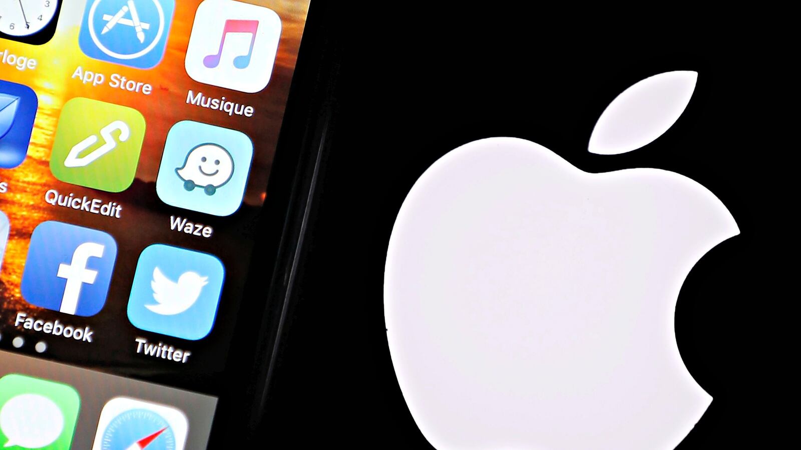 cheats/2016/09/13/new-ios-update-crashing-iphones/160913-apple-ios-cheat_r5btfx