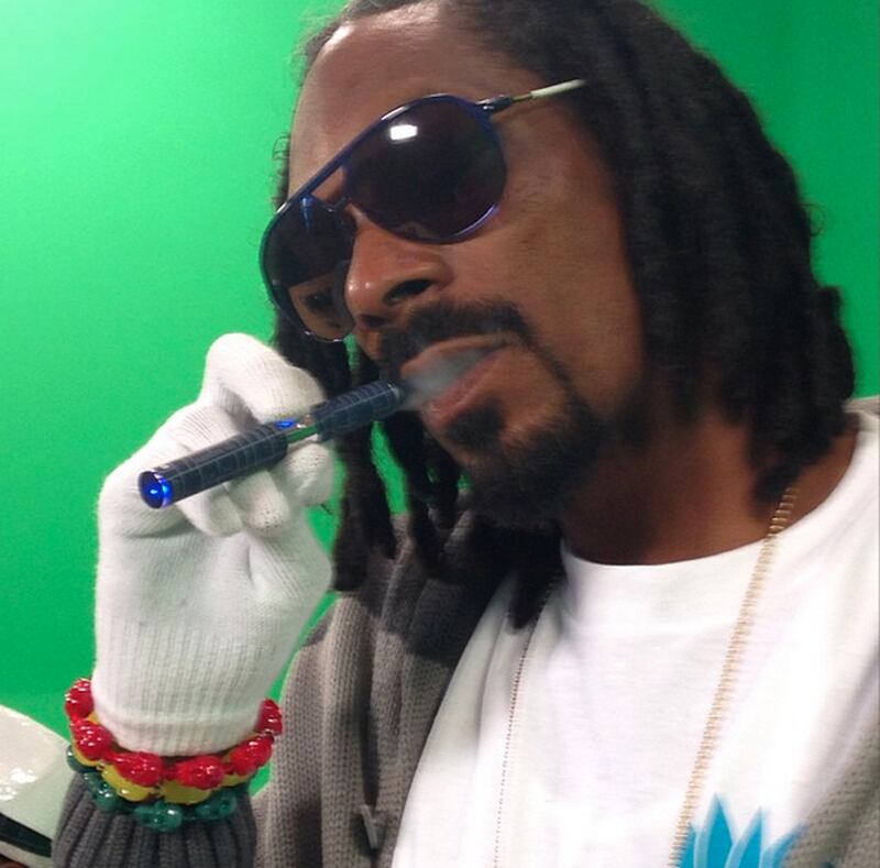 galleries/2013/10/26/miley-cyrus-madonna-the-week-in-celebrity-selfies-photos/131024-snoop-selfie_sqqjvp