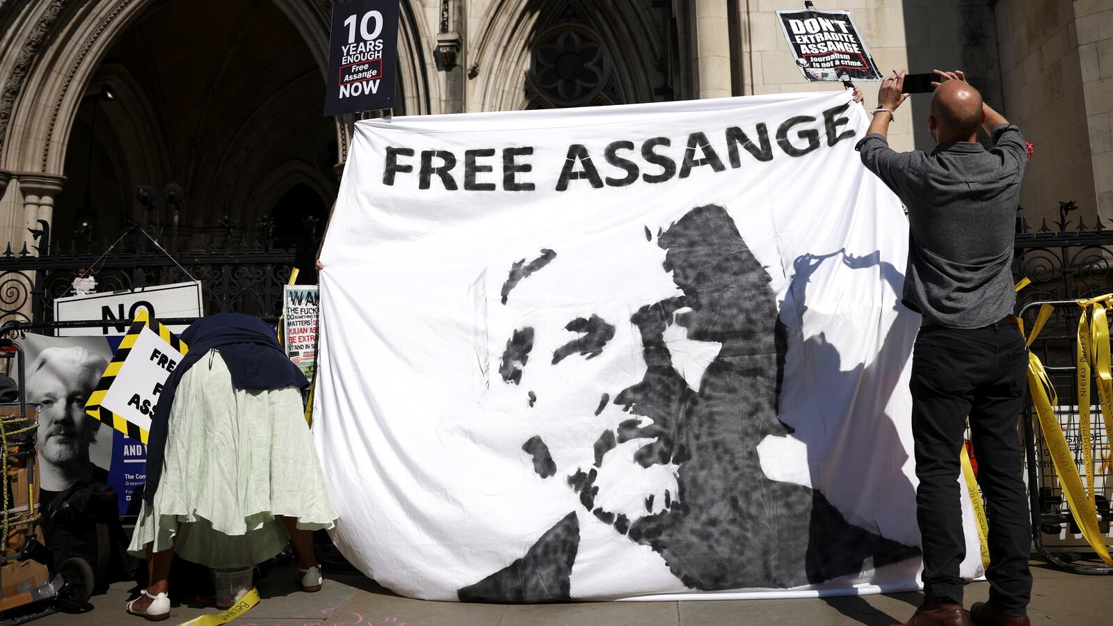 2021-08-11T111855Z_1002715866_RC2Y2P91GB0M_RTRMADP_3_BRITAIN-USA-ASSANGE_d2zetw