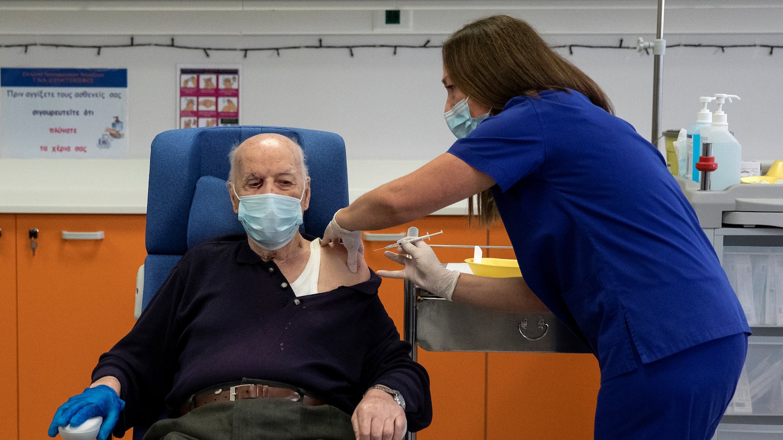 2020-12-27T122652Z_344099338_RC2OVK9A8OCC_RTRMADP_3_HEALTH-CORONAVIRUS-GREECE-VACCINE_iohmye