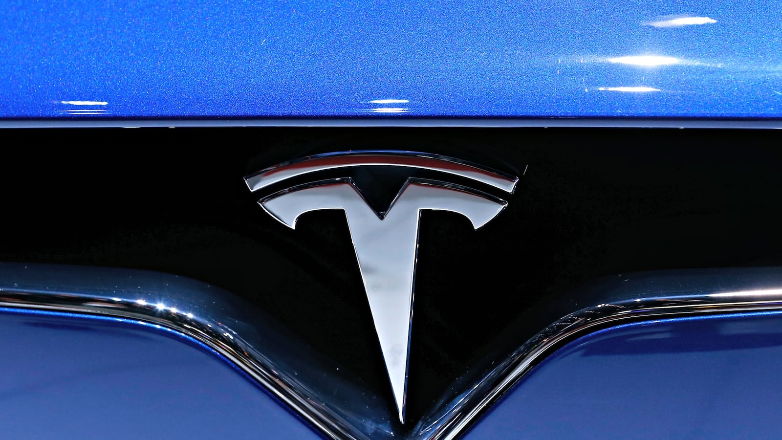 cheats/2016/04/11/tesla-recalls-all-model-x-cars/160411-tesla-cheat_vcdxn0