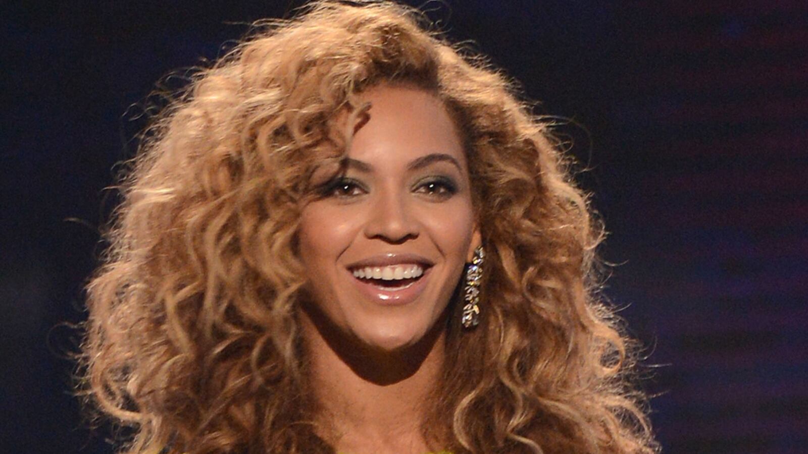 cheats/2012/12/10/beyonce-signs-50m-pepsi-deal/beyonce-superbowl-2012-cheat_mmylif