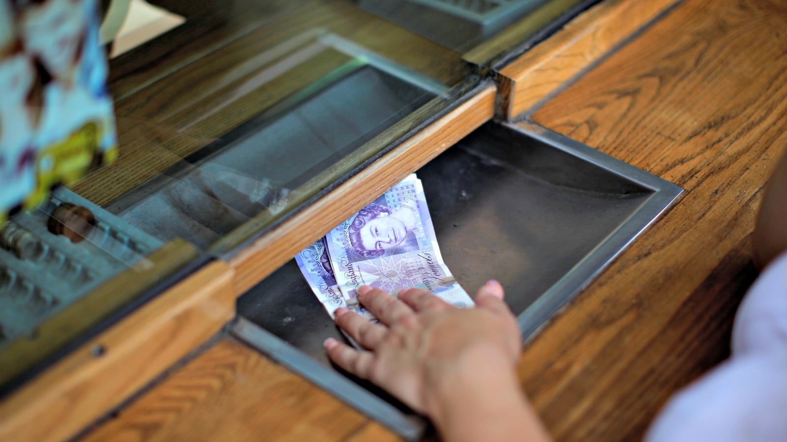 cheats/2016/06/27/u-k-credit-rating-downgraded-after-brexit/160627-english-pound-cheat_lr3n81