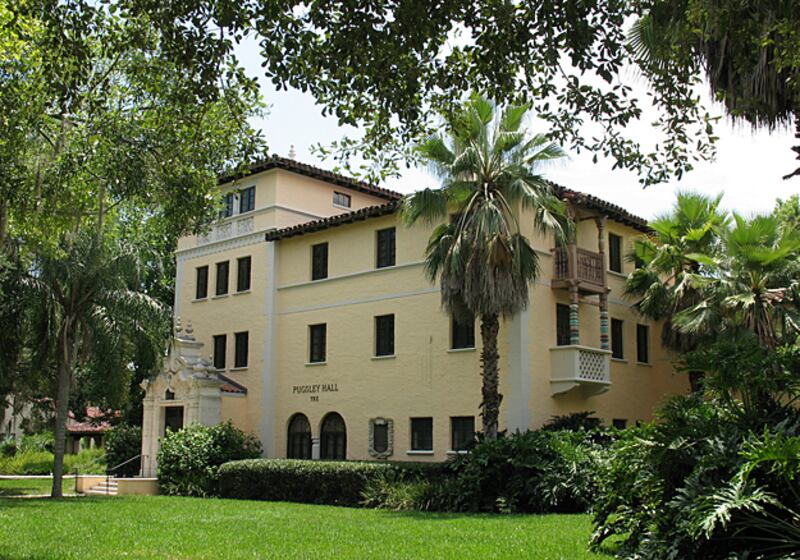 galleries/2010/12/11/druggiest-colleges/druggiest-colleges---22-rollins-college_hanrf9