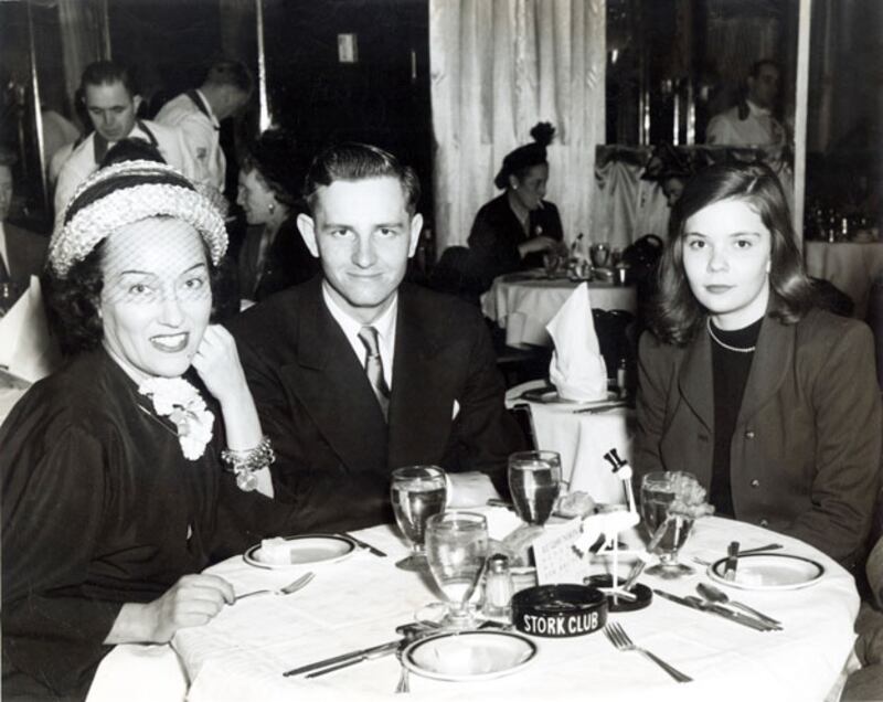 galleries/2010/04/28/single-parent-celebrity-adoptions/single-celeb-parents---swanson_kernzl