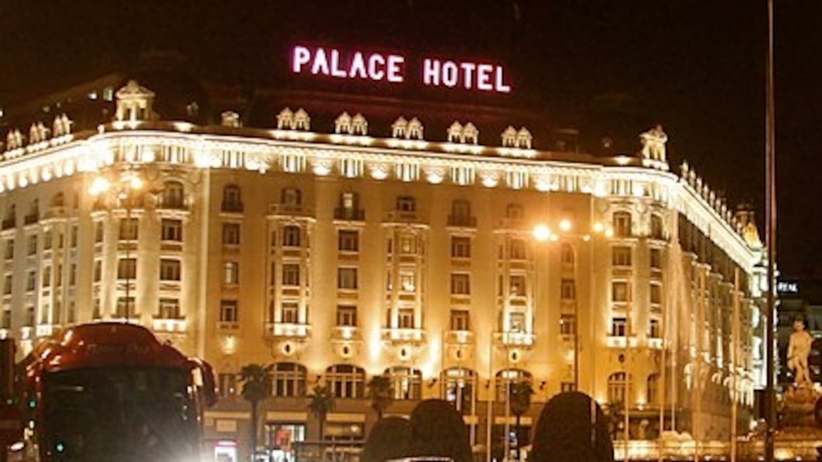 640px-Palace_Hotel__Westin__and_Fuente_de_Neptuno__6394590159_yp3fgv
