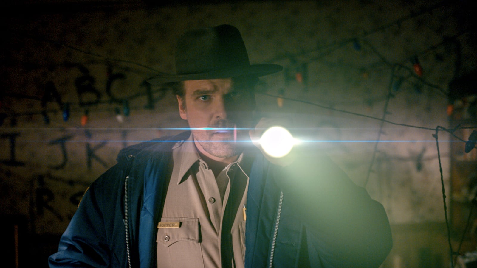 articles/2016/08/09/stranger-things-star-david-harbour-s-long-dark-road-to-leading-man/160808-wilstein-david-harbour-tease2_slncl1