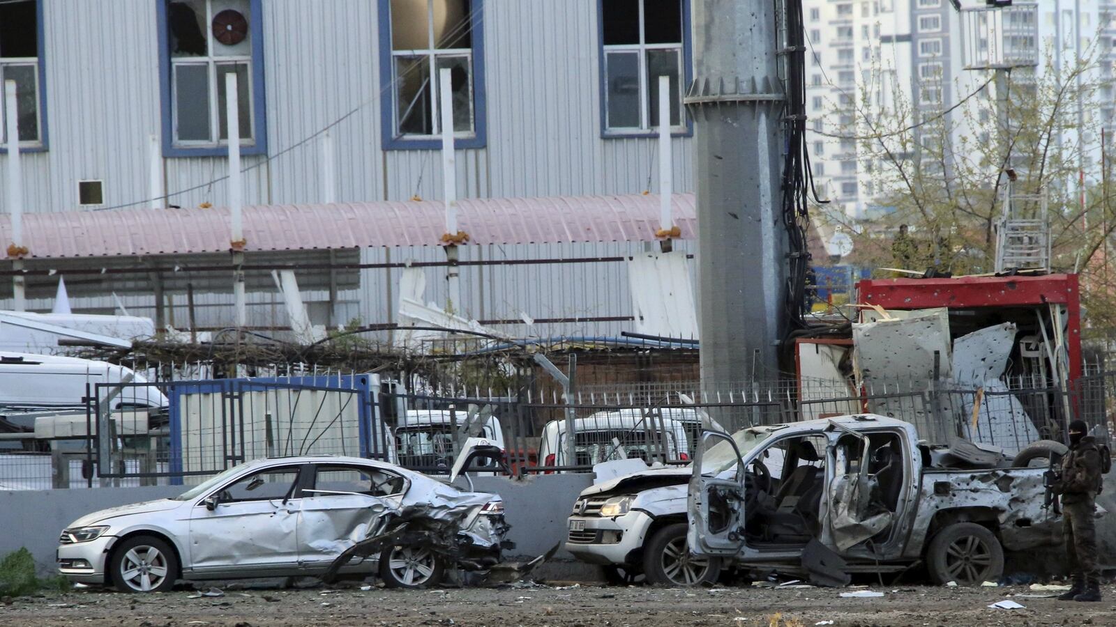 cheats/2016/03/31/4-cops-kills-in-turkish-bombing/160331-turkey-bomb-cheat_qthugt