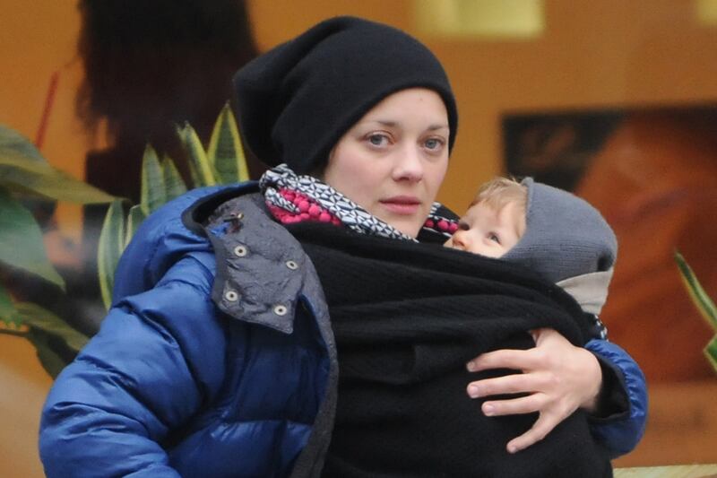 galleries/2012/05/11/beyonce-jessica-simpson-more-first-time-celeb-moms-photos/marion-cotillard-celeb-first-time-mothers_eeuz38