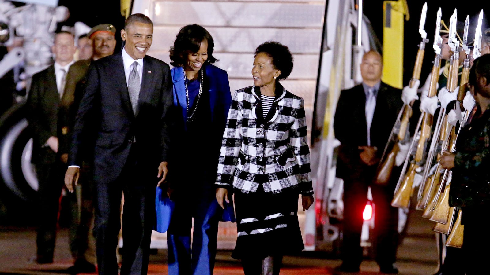 cheats/2013/06/28/obama-arrives-in-south-africa/130628-obama-arrives-centurion-greeting-cheat_peuqhv