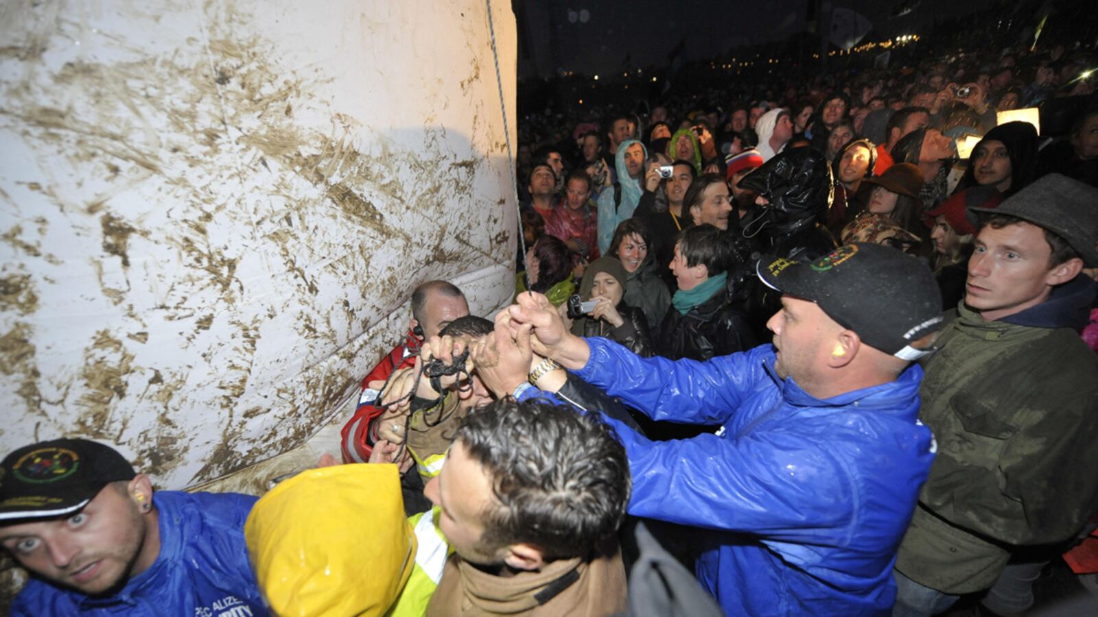 cheats/2011/06/25/violence-disrupts-u2-s-festival-debut/u2-balloon-protest-music-festival-glastonbury-cheat_anbjwb