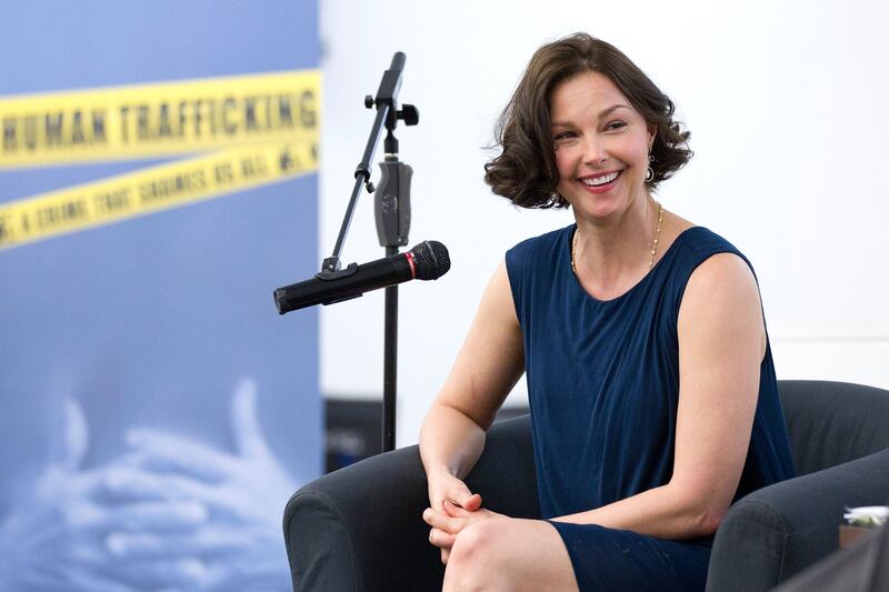 galleries/2013/03/21/gerard-butler-ricky-gervais-more-stars-with-shocking-college-degrees-photos/130320-trinh-degrees-judd_suvumh