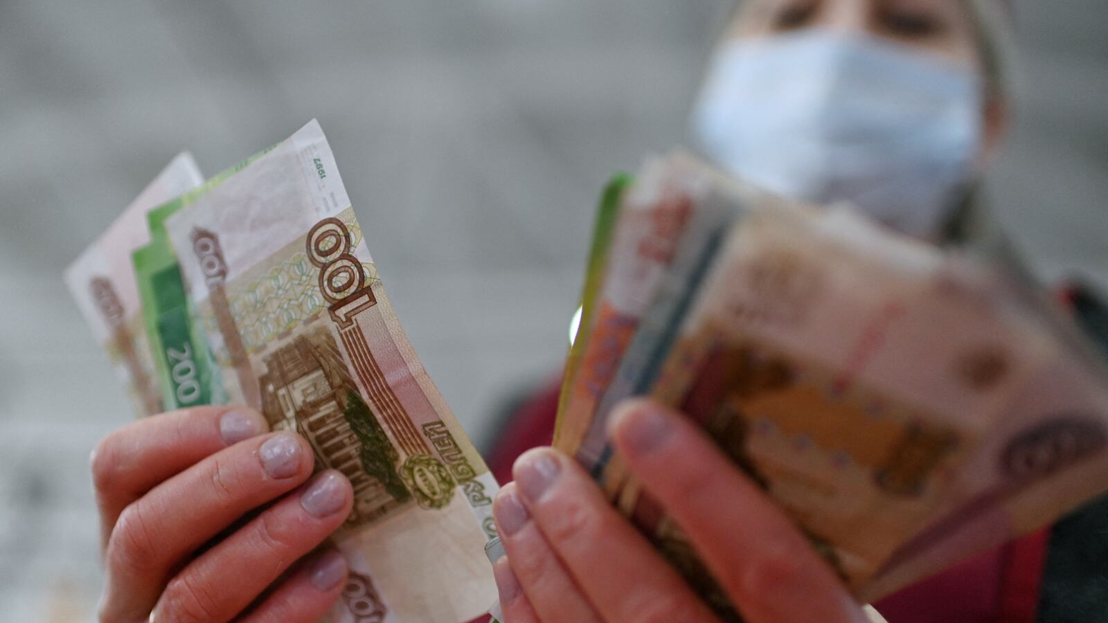 2022-02-22T081211Z_206119913_RC2WOS9RHHRY_RTRMADP_3_RUSSIA-MARKETS_djj1ax