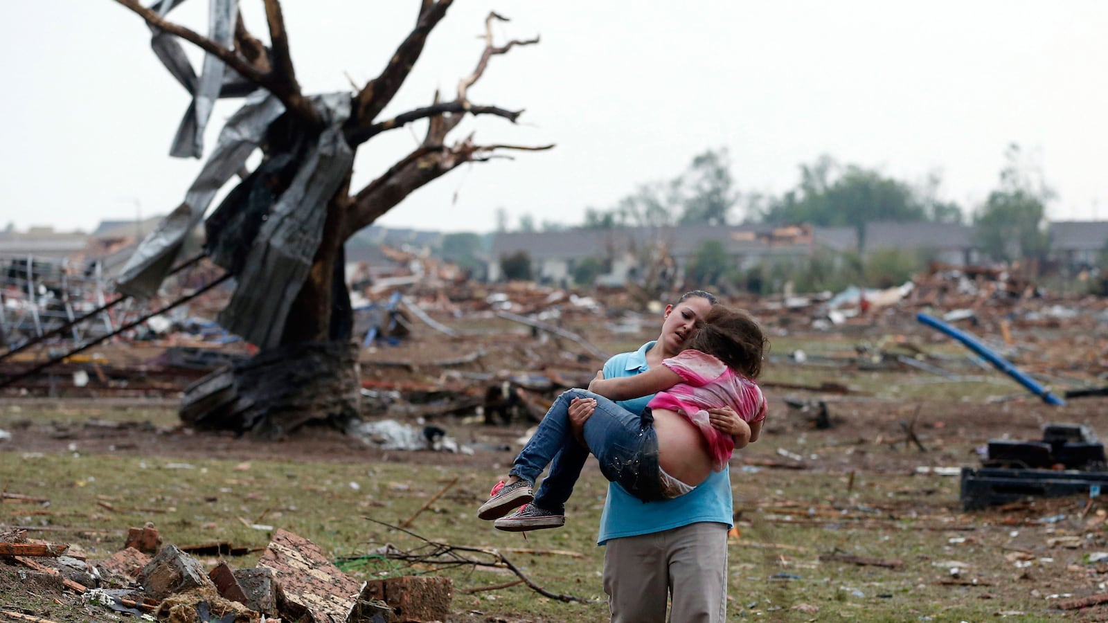 galleries/2013/05/20/photos-of-moore-oklahoma-after-the-tornadoes/130520-tornado-rescue-tease_fbxsij