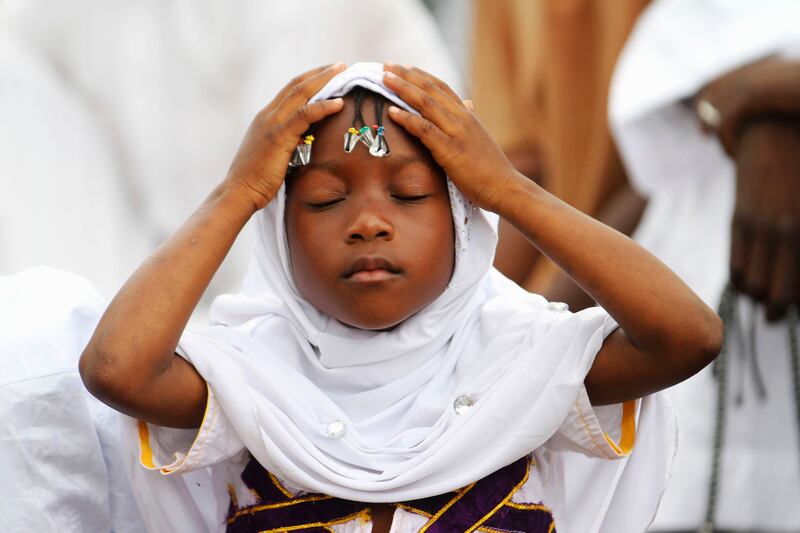 galleries/2013/10/19/the-week-in-photos-october-18-2013/131016-little-girl-praying-wip_qkv2ia