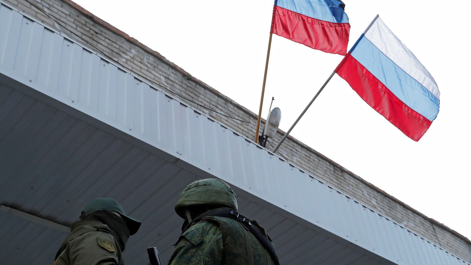 2022-02-23T174538Z_773709605_RC2OPS9KU7ON_RTRMADP_3_UKRAINE-CRISIS-EAST-RECRUITS_dklgtu