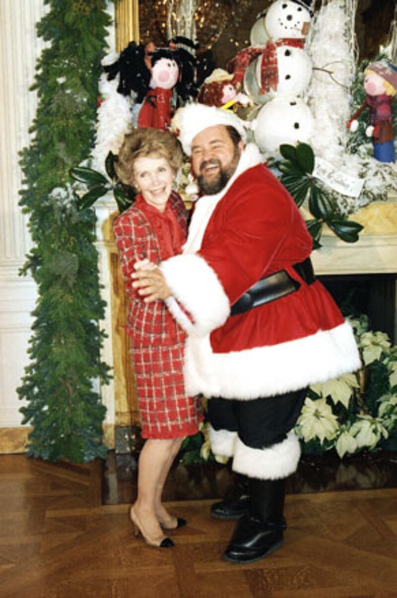 galleries/2009/12/22/celebrity-santas/celebrity-santas---deluise_sfxb3i