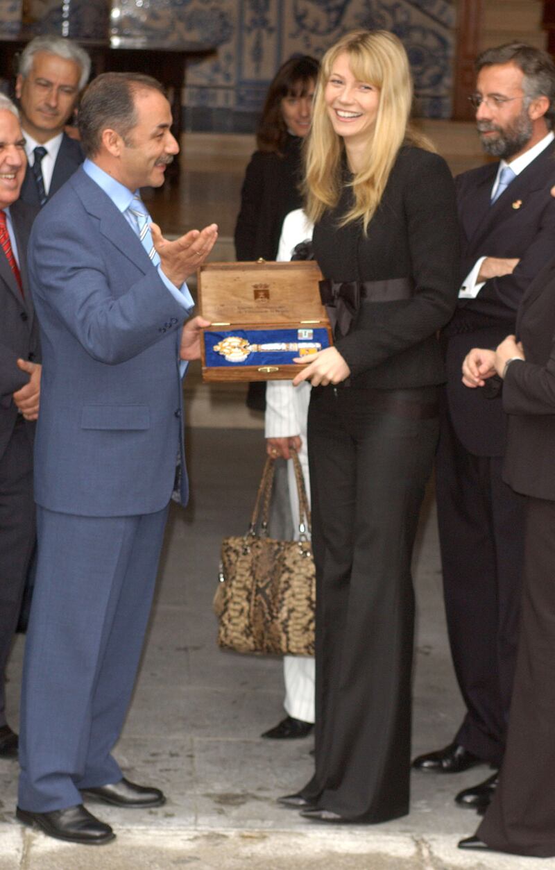 galleries/2013/04/26/14-reasons-why-gwyneth-paltrow-is-awesome/130425-gwen-awesome-02_qcxv3i