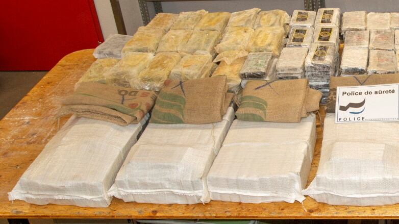 2022-05-05T162810Z_2003499978_RC2LZT9FCWQ2_RTRMADP_3_SWISS-POLICE-COCAINE_guwq6j